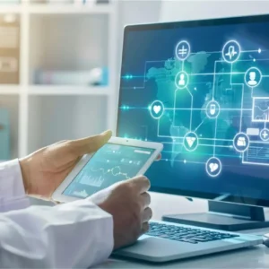 Profissional de saúde a interagir com sistemas digitais que representam a interoperabilidade de dados clínicos em ambiente de saúde.